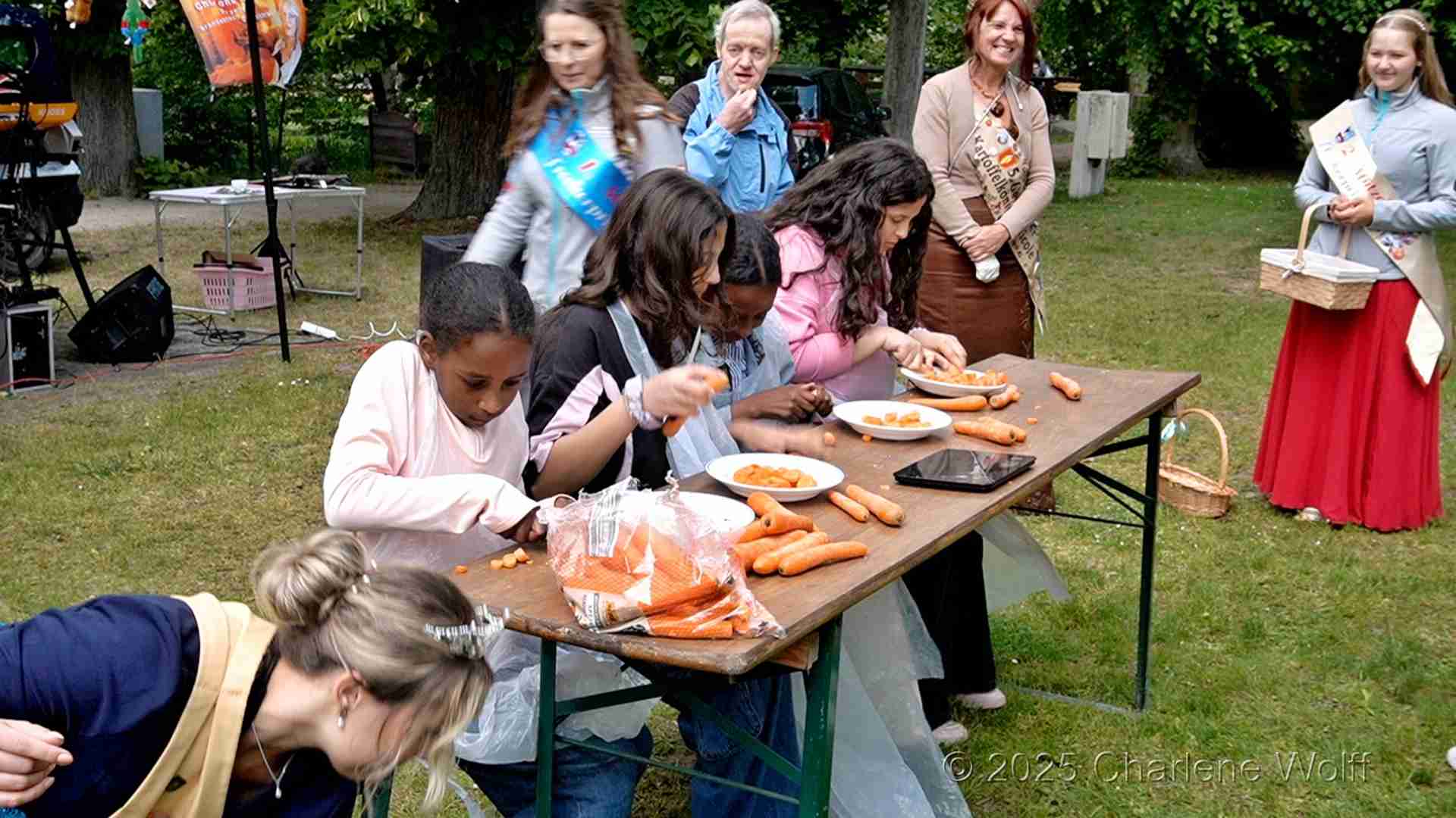 Besucher beim Wettschnippeln